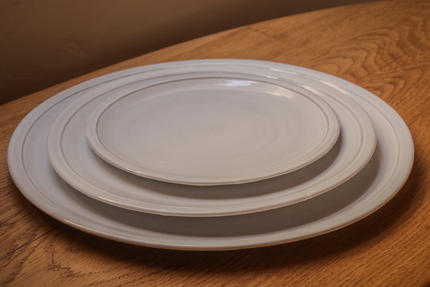 Plato llano de cerámica hecho a mano Bastide 8 colores