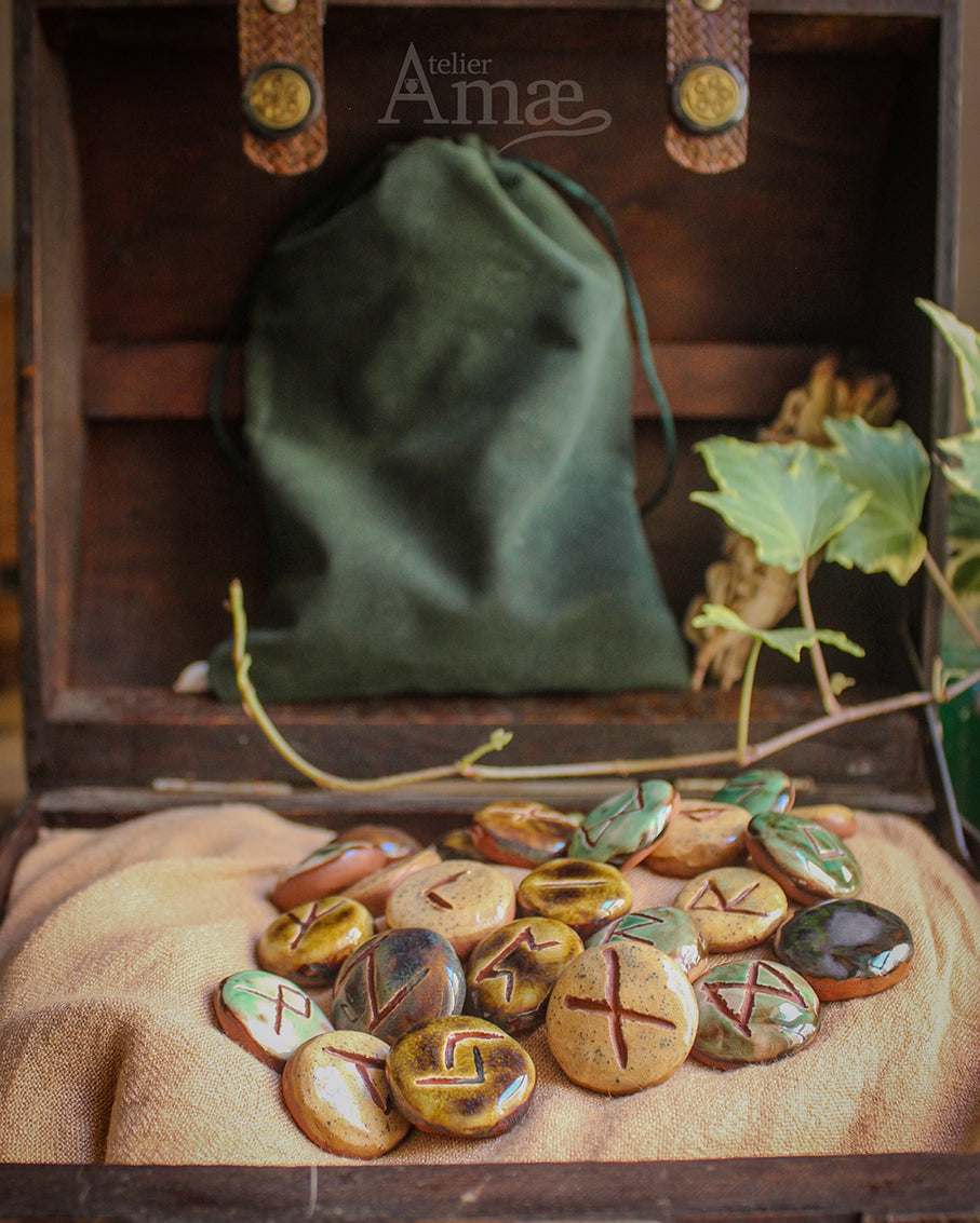 Conjunto de 25 runas antiguas de Futhark - Runas de adivinación de terracota