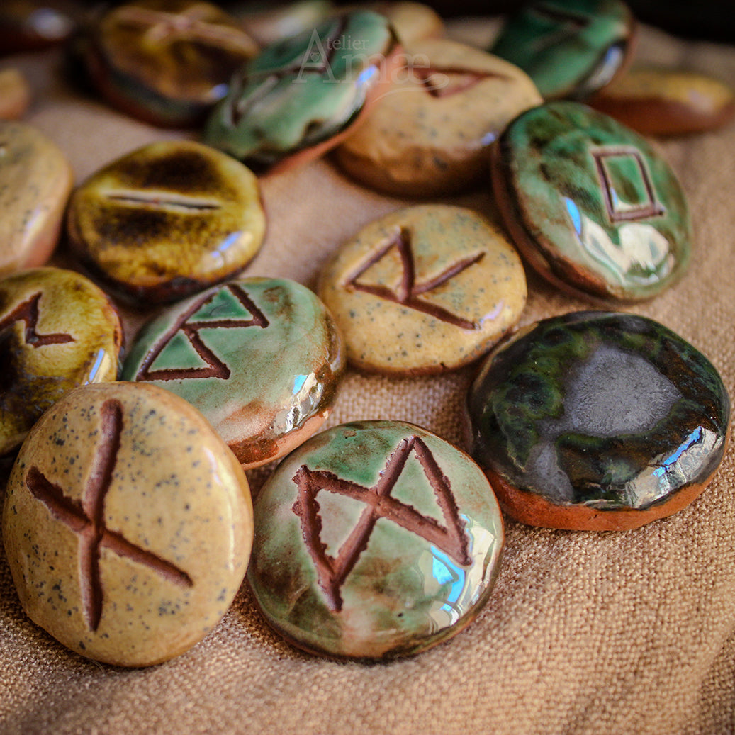 Conjunto de 25 runas antiguas de Futhark - Runas de adivinación de terracota