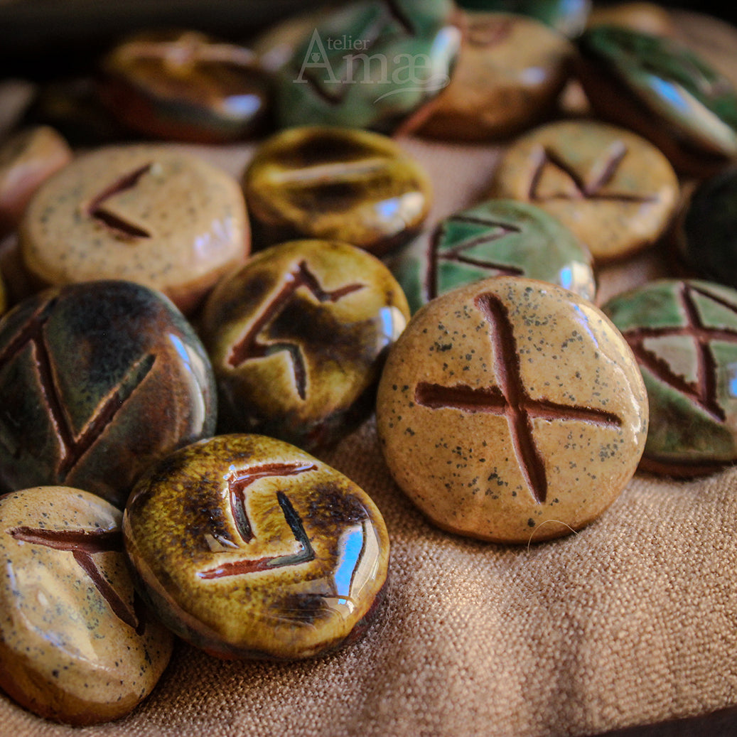 Conjunto de 25 runas antiguas de Futhark - Runas de adivinación de terracota