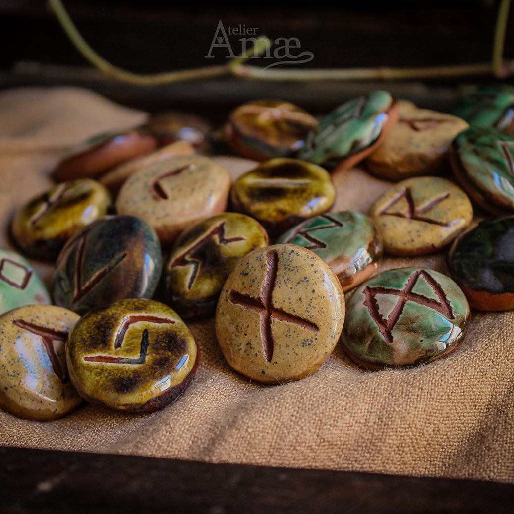 Conjunto de 25 runas antiguas de Futhark - Runas de adivinación de terracota
