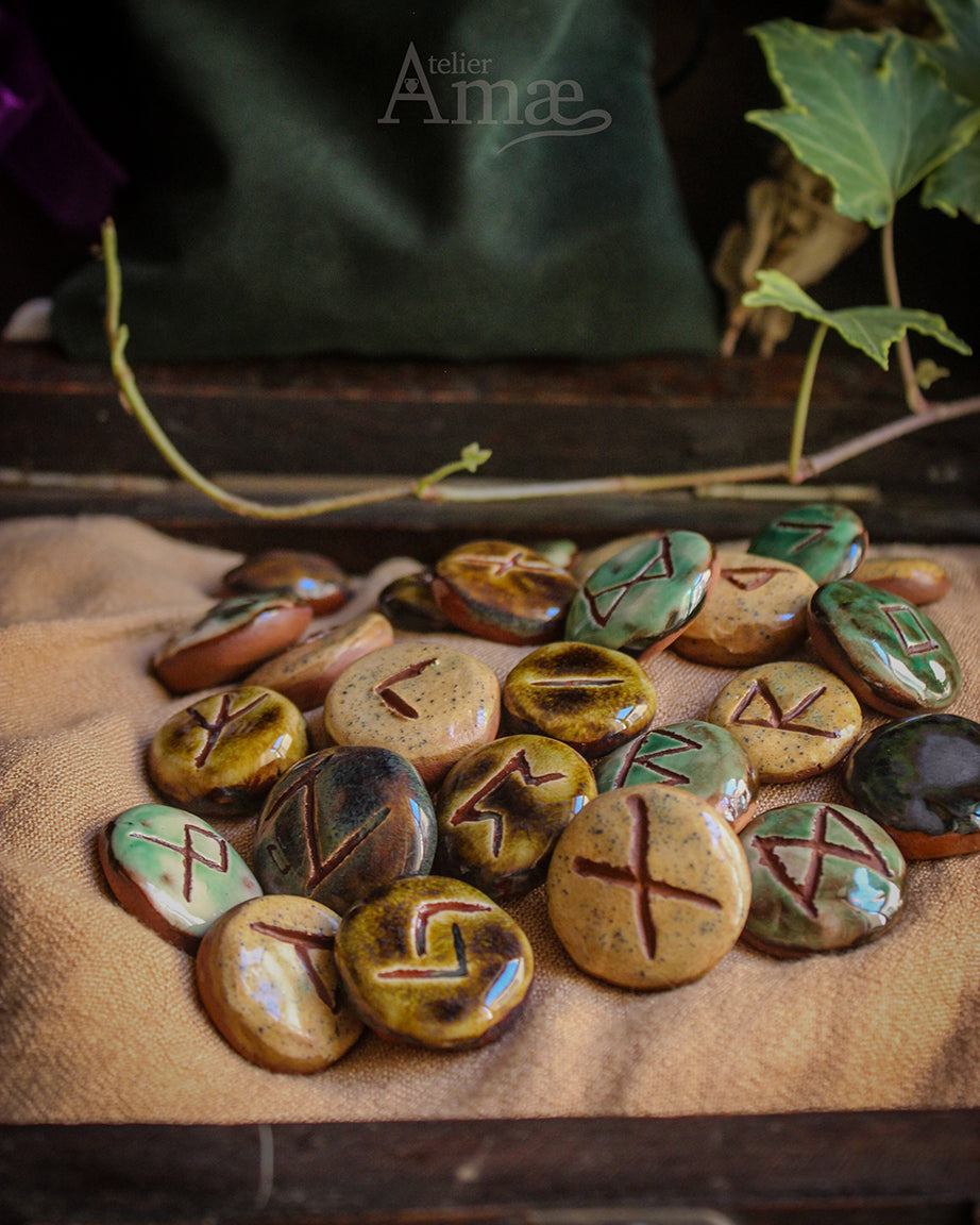 Conjunto de 25 runas antiguas de Futhark - Runas de adivinación de terracota