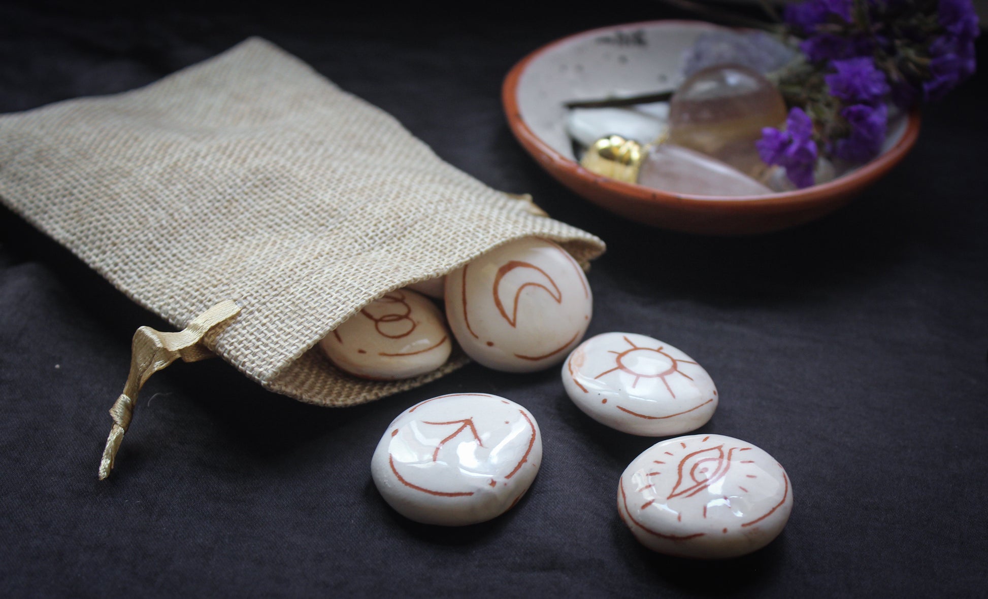 L'ensemble De Runes De Sorcières, Des Symboles Wiccan De Divination A En Bois Image123560284 L'ensemble De Runes De Sorcières, Des Symboles Wiccan De Divination A En Bois Image123560284